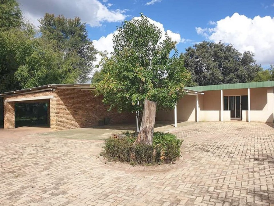 4 Bedroom Property for Sale in Viljoenskroon Free State